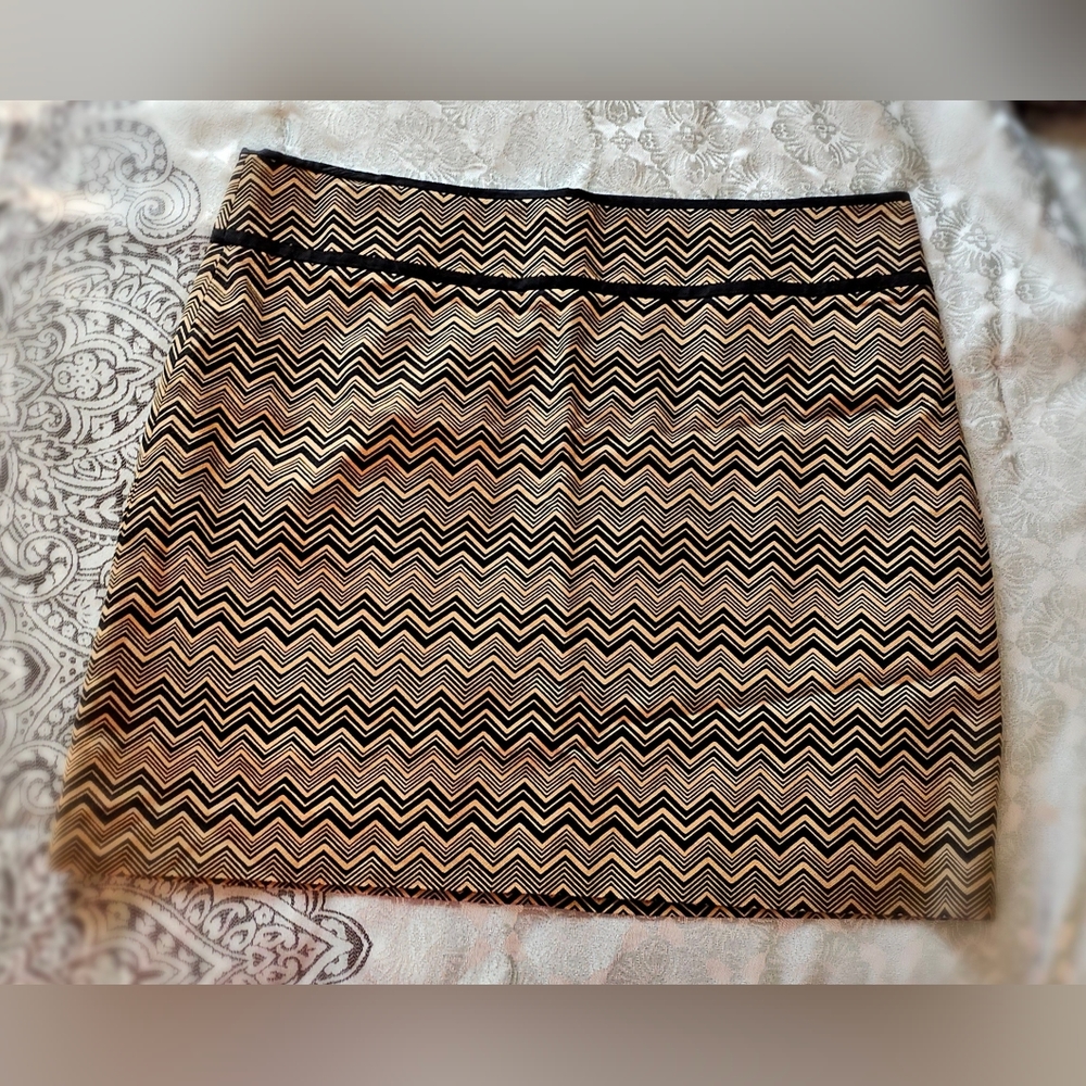 Skirt with lining and back zipper